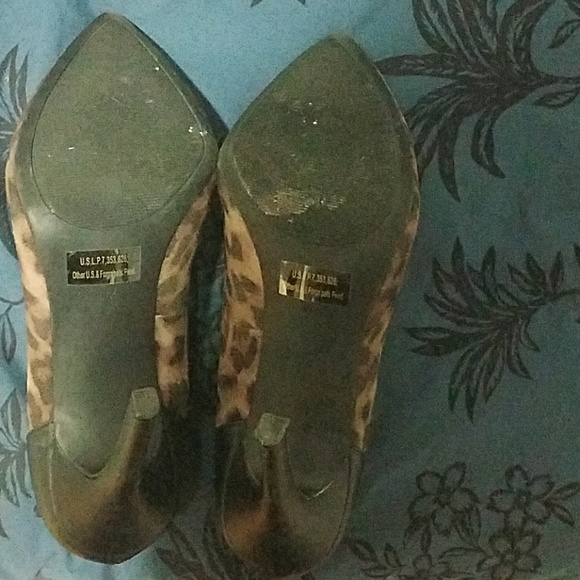 G by Guess leopard pumps - Picture 3 of 5
